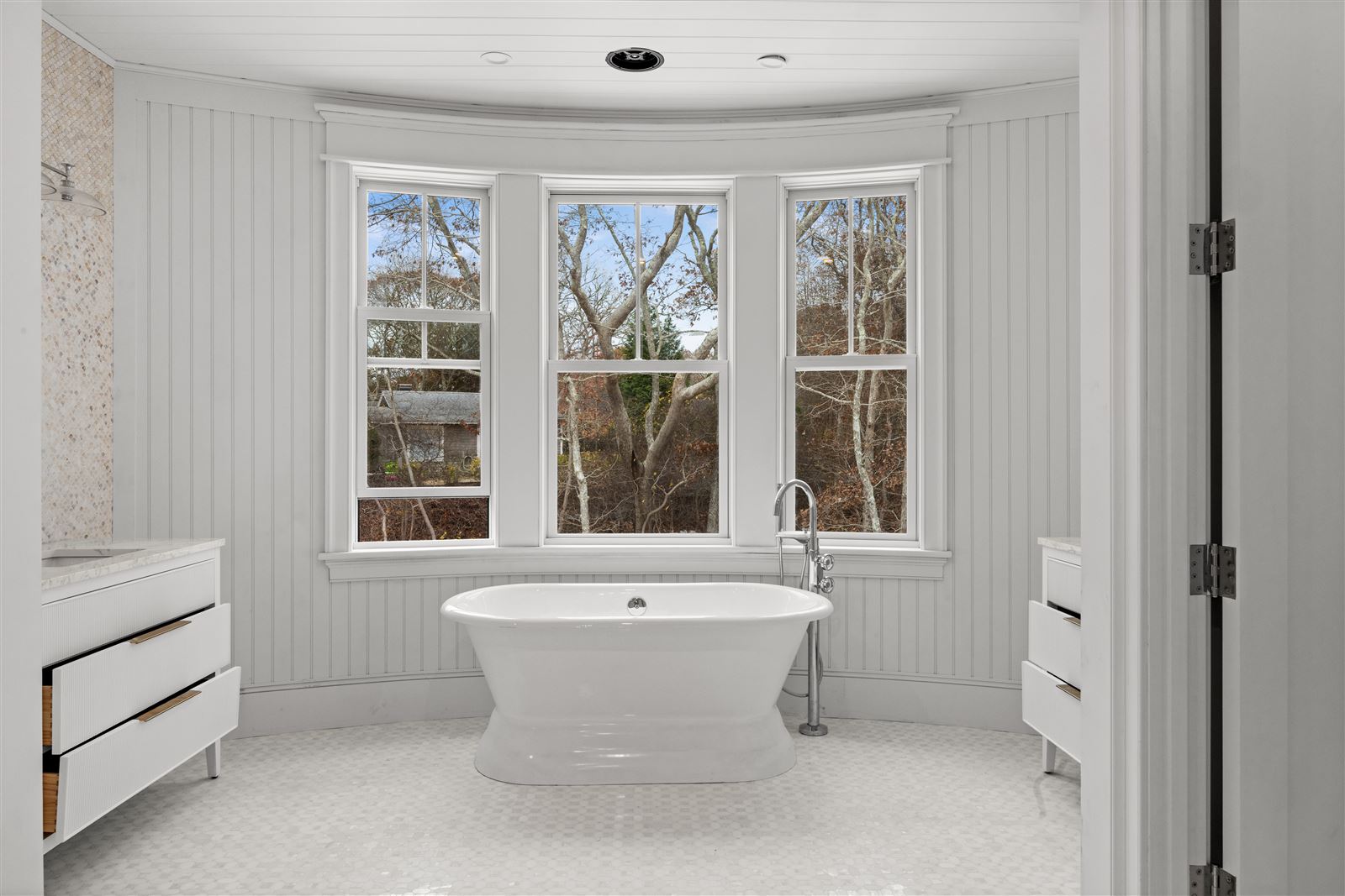 Freestanding soaking tub with bay window