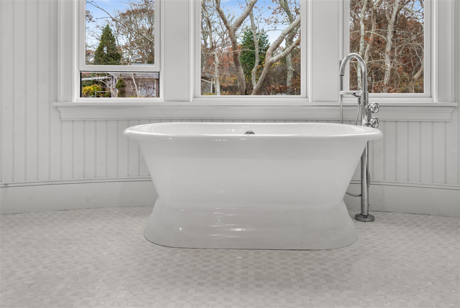 Soaking tub, bay windows