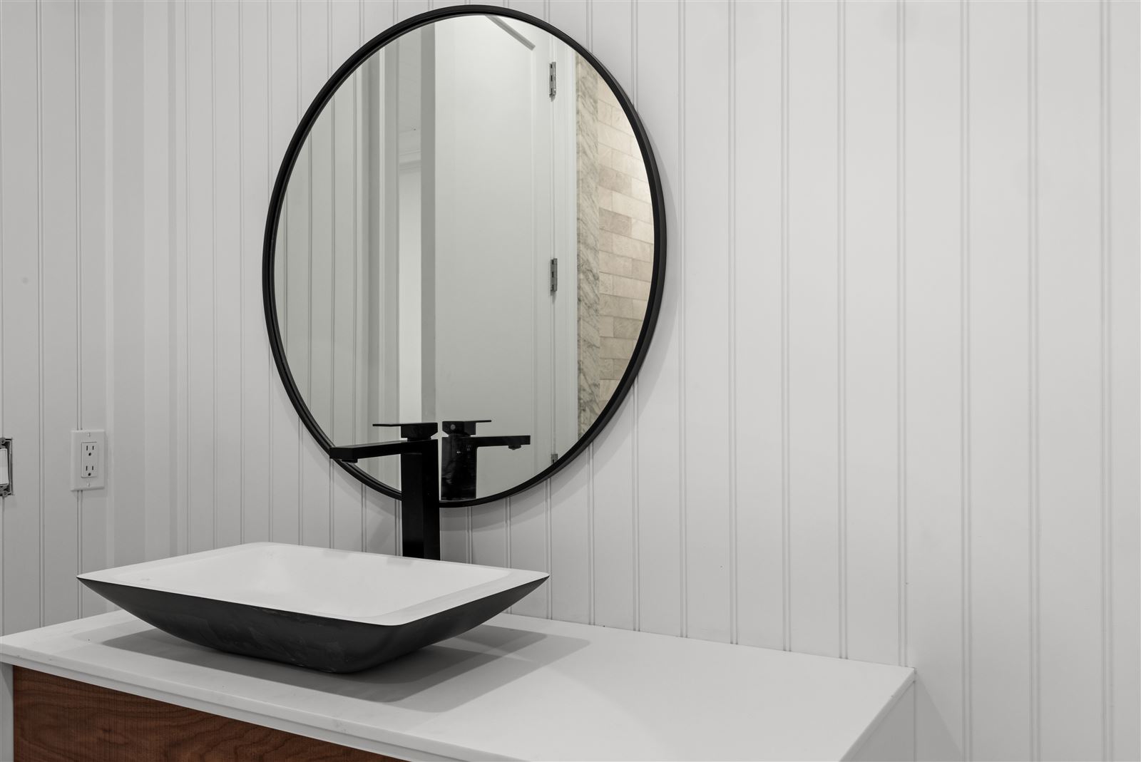 Powder room, round mirror